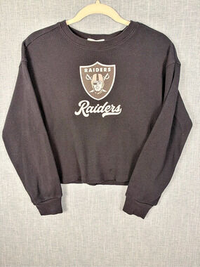 Raiders Graphic Cropped Thermal Waffle Knit Long Sleeve Tee in Black Medium Like